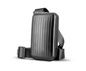 Borsa a tracolla in carbonio forgiato. Modello: PHONE BAG | Accesso rapido a telefono e documenti. Portafoglio RFID integrato. Tutto sempre organizzato.