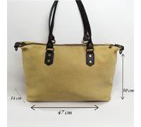 Borsa a tracolla in pelle vera con zip e cinturino regolabile, può essere indossata a tracolla o su una spalla. Lo stile è casual e alla moda. Versatile per l'uso quotidiano. Prodotta in Italia. Color