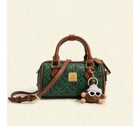 borsa a tracolla The Takashi Kunihana green wave hand-wrapped parcel is a small yet mysterious and cute accessory that embodies the latest trends. This unique parcel features a hand-wrapped design, gi