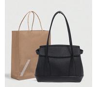 Borsa da città in pelle scamosciata. Presenta una tracolla regolabile. Lacci laterali regolabili con fibbie in metallo. Tasca interna con cerniera. Si chiude con patta e chiusura magnetica. Perfetta p