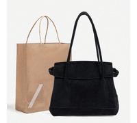 Borsa da città in pelle scamosciata. Presenta una tracolla regolabile. Lacci laterali regolabili con fibbie in metallo. Tasca interna con cerniera. Si chiude con patta e chiusura magnetica. Perfetta p