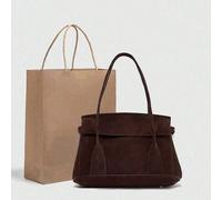 Borsa da città in pelle scamosciata. Presenta una tracolla regolabile. Lacci laterali regolabili con fibbie in metallo. Tasca interna con cerniera. Si chiude con patta e chiusura magnetica. Perfetta p