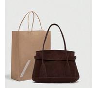 Borsa da città in pelle scamosciata. Presenta una tracolla regolabile. Lacci laterali regolabili con fibbie in metallo. Tasca interna con cerniera. Si chiude con patta e chiusura magnetica. Perfetta p