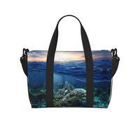 Borsa da palestra con stampa di tartaruga marina galleggiante su e sopra corallo, borsa da palestra per donne, borsa per la notte, borsa per oggetti personali, borsa a tracolla per donne e uomini,