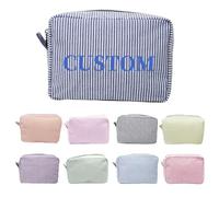 Borsa per il trucco personalizzata con ricamo del nome, graziosa borsa per cosmetici in seersucker personalizzata, borsa da viaggio per articoli da toeletta, regalo di compleanno per donne amiche
