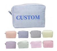 Borsa per il trucco personalizzata con ricamo del nome, graziosa borsa per cosmetici in seersucker personalizzata, borsa da viaggio per articoli da toeletta, regalo di compleanno per donne amiche