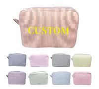 Borsa per il trucco personalizzata con ricamo del nome, graziosa borsa per cosmetici in seersucker personalizzata, borsa da viaggio per articoli da toeletta, regalo di compleanno per donne amiche