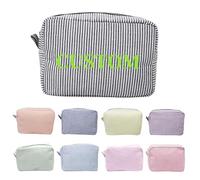 Borsa per il trucco personalizzata con ricamo del nome, graziosa borsa per cosmetici in seersucker personalizzata, borsa da viaggio per articoli da toeletta, regalo di compleanno per donne amiche