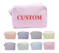 Borsa per il trucco personalizzata con ricamo del nome, graziosa borsa per cosmetici in seersucker personalizzata, borsa da viaggio per articoli da toeletta, regalo di compleanno per donne amiche