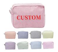 Borsa per il trucco personalizzata con ricamo del nome, graziosa borsa per cosmetici in seersucker personalizzata, borsa da viaggio per articoli da toeletta, regalo di compleanno per donne amiche