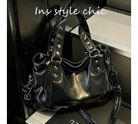 Borsa tote minimalista in PU nero con silhouette leggermente rilassata e design arricciato. La tracolla regolabile con rivetti metallici aggiunge un tocco di praticità, incarnando perfettamente lo sti