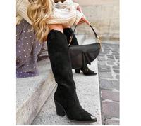 Bottes haute western à talon épais e bout point Décoratif Stile affermativo con bottes western e beige suédine, parfait dall'aspetto bohème o country chic. Leur coupe mi-mollet, leur bout point e leur