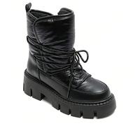 Bottiglie da inverno in metallo con rivestimento in seta e chiusura croisé fantasia Lo stile dei bagarini audaci negli edifici restaurativi è sorprendentemente moderno e moderno. È tutta una questione