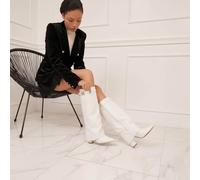 Bottiglie di alta qualità con boule decorative e design minimalista La silhouette è morbida come le bottiglie. La silhouette è allungata e la sublimazione è all'ordine del giorno, la posizione è splen