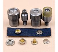 Bottoni del piumino. Bottone a pressione in ottone. Macchina per bottoni a pressione manuale. Strumento per l'installazione dei pulsanti. Stampi per rivetti metallici. bottoni automatici in metallo