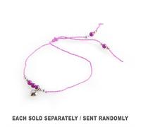 Bracciale dell'amicizia fatto a mano con piccole perle rotonde e un ciondolo a f