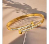 Bracciale in acciaio rivestito in PVD oro rosa con taglio a stella e 12 cristalli di zirconia disposti in un modello dinamico, progettato con parete interna antiscivolo e cerniera elastica a doppio