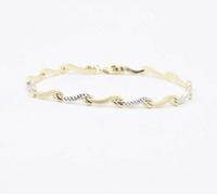 Bracciale Stampato Design Hugs And Kisses Ondulato In Oro Giallo E Bianco 10K