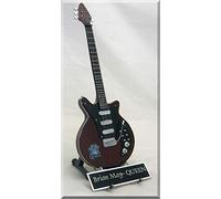 Brian May in miniatura chitarra Queen con targhetta