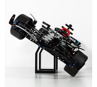 Brickify Espositore compatibile con LEGO Technic Mercedes F1 W14 42171 - Mensola premium per modelli di auto da corsa di Formula 1 - Supporto angolare per collezionisti - Modello auto non incluso
