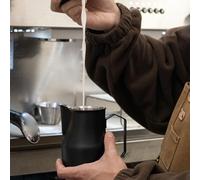 Brocca per schiumalatte, in acciaio inox, ideale come decorazione per la cucina, per realizzare latte macchiato, cappuccino, per una perfetta arte del latte (nero, 450 ml)