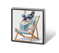 Broches y alfileres unisex con diseño de bulldog francés sosteniendo un libro en una silla de playa. Insignia de solapa cuadrada y ligera, joyería para ropa, chal o sombrero.