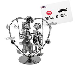 Brubaker Scultura di Una Coppia di sposi sull'altalena, circondata da Un Gran Cuore con Fermagli per Appendere Banconote o Foto - Inclusa Cartolina d'auguri