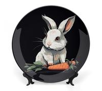 BSCKKDMN Piatto decorativo in porcellana con coniglio che tiene una carota, piatti decorativi in ceramica con espositore, ornamento in ceramica fatto a mano, decorazione artistica da parete per casa