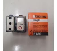 BTICINO - 5130 - PRESA MAGIC 2P+T 16A INTERBLOCCATA CON INTERRUTTORE AUTOMATICO