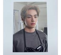 BTS V TAEHYUNG LAYOVER UNIVERSAL MUSIC CARTOLINA FOTOGRAFICA UFFICIALE