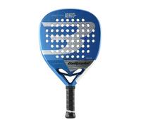 Bullpadel La nuova Iconic Power è una racchetta a forma di goccia, molto maneggevole ed efficiente. Presenta un elevato bilanciamento e il sistema STRinforced nel telaio, che aumenta la rigidità e riduce il peso della racchetta per un migliore controllo. Il telaio ha anche un design tridimensionale con Curvedge, che offre una bassa resistenza aerodinamica e fornisce un ottimo controllo, maneggevolezza e controllo. La superficie della racchetta è realizzata in fibra di vetro Polyglass e l'anima è in gomma MultiEva.Profilo del giocatore: racchetta per giocatori esperti che cercano una racchetta potente Caratteristiche:- Forma: A goccia- Peso: 365-380g- Rivestimento: MultiEva- Telaio: 100% carbonio - Superficie: Polyglass