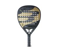 Bullpadel La racchetta Hack 03 è una racchetta a forma di goccia, con massima potenza e alte prestazioni. È composta da superfici Tricarbon, gomma MultiEVA e telaio in fibra di carbonio al 100%. Quest