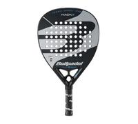 Bullpadel La Hack JR è la racchetta ufficiale del giocatore professionista Paquito Navarro adattata ai giocatori junior, favorendo il loro apprendimento. A forma di diamante, è composto da fibra di vetro Polyglass, gomma EVAlastic e un telaio in fibra di carbonio 100%. Il cuore della racchetta ha il cuore Hack che fornisce rigidità, controllo e un perfetto equilibrio dei pesi. Profilo del giocatore: Racchetta progettata per giocatori junior con un alto livello di prestazioni. CARATTERISTICHE: Forma: Diamante Peso: 335-345 grammi Gomma: EVAlastic Telaio: 100% carbonio Superficie: Polyglass