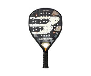 Bullpadel Scopri la Potenza della NEURON 02 La Bullpadel NEURON 02 è la scelta ideale per giocatori avanzati che cercano controllo e precisione nel gioco del padel. Grazie alla sua forma ibrida e alla