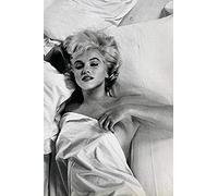 BUY ART FOR LESS Rara fotografia di Marilyn Monroe Hot Mess in Bed Poster stampato da parete realizzato negli Stati Uniti, nero, 30,5 x 45,7 cm