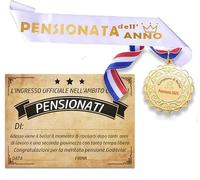 Cadeau Pensione Donna 2025 - Set Regalo Divertente con Fascia “La Leggenda va in Pensione” + Biglietto Auguri + Medaglia Miglior Pensionata 2025 - Idea Regalo Umoristica per Collega, Amica o Mamma