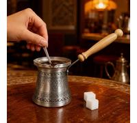 Caffettiera turca , fornelli, macchina per il caffè superiore per sciogliere