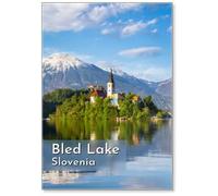 Calamita da frigorifero con chiesa sull'isola riflessa nelle acque del lago di Bled