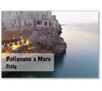 Calamita da frigorifero con vista notturna di Polignano A Mare, Puglia, Italia