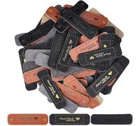 CALFOVERA 75 pezzi di Etichette In Pelle Fatte A Mano con Amore 3 colori 0.5 x 1.8 pollici Etichette In Microfibra PU Incise A Crochet per Regali Fai-Da-Te per San valentine Jeans Borse Scarpe