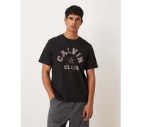 Calvin Klein Jeans - T-shirt nera con grafica college sul petto-Nero 54