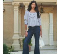 Camicetta leggera con scollo quadrato e inserti in pizzo a contrasto. Il pannello frontale arricciato aggiunge volume e una forma ispirata al vintage. L,M,S,XL,XSBlocchi di coloreTessuto intrecciato