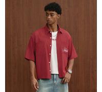 Camicia da uomo stile retrò americano a righe rosse a maniche corte con stampa grafica, stile casual + cleanfit alla moda, camicia versatile per pendolarismo quotidiano, campus, viaggi, regalo per le 