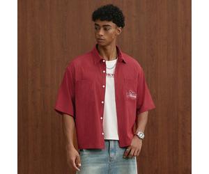 Camicia da uomo stile retrò americano a righe rosse a maniche corte con stampa grafica, stile casual + cleanfit alla moda, camicia versatile per pendolarismo quotidiano, campus, viaggi, regalo per le 