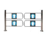 Cancello a battente manuale for l'ingresso del negozio. Barriera di sicurezza metallica a 1 via