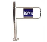 Cancello automatico a battente, cancello d'ingresso in acciaio inox, cancello metallico per mercati e magazzini, accesso pedonale per biblioteche e negozi panoramici (a sinistra)