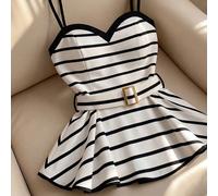 Canotta con scollo a cuore e volant a righe bianche e nere, stile casual da vacanza con una carina cintura con fibbia a D in oro, adatta per il lavoro intellettuale, lo spostamento in città e lo stile