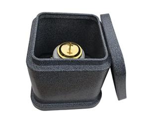 Capsula per un'urna. Vault per un'urna, un contenitore per un'urna di cremazione da seppellire nel terreno. (Targa commemorativa/NO)