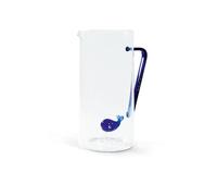 Caraffa MOBY DICK Caraffa in vetro borosilicato con decoro “Balena - Moby dick” in vetro colorato all’interno. Capacità: 1L. Misure: 15,5x10x20 cm.