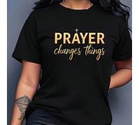 Caratterizzato da una stampa "La preghiera cambia tutto" e un design a croce dorata - una morbida e traspirante maglietta casual a girocollo adatta per il tempo libero quotidiano, che mostra uno stile